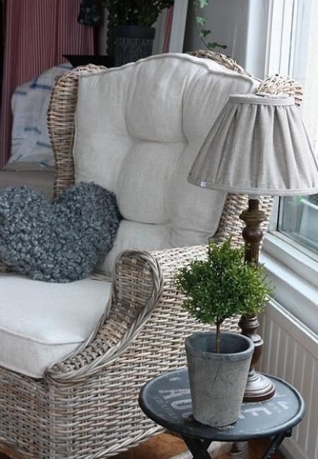 Wicker Furniture Adding Cottage Decor Feel to Modern Living Room Designs Deco Champetre, Interior Decorator, Wicker Decor, Quirky Home Decor, White Wicker, Yellow Kitchen, Wicker Chairs, Home Goods Decor, Eye Opening