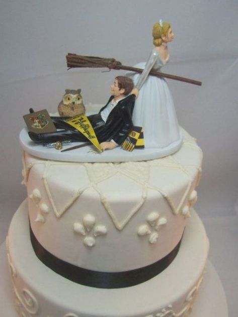 HARRY POTTER Funny Wedding Cake Topper HUFFLEPUFF House Charming Rehearsal Dinner Groom's Cake Magic Wizard Witchcraft Broomstick Owl #weddingcakes Hufflepuff Wedding, Gateau Harry Potter, Cake Magic, Funny Cake Toppers, Funny Wedding Cakes, Funny Wedding Cake Toppers, Harry Potter Wedding Theme, Hufflepuff House, Harry Potter Wedding