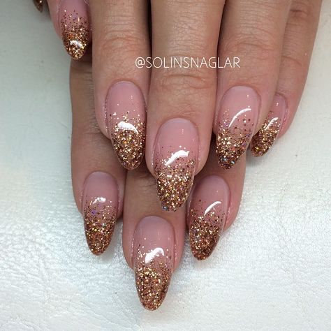 Nyårsnaglar Glitter, Gold Ombre Nails, Gold Glitter Ombre, Elegant Touch Nails, Gold Glitter Nails, Ombre Nails Glitter, Simple Gel Nails, Almond Nails Designs, Nail Designs Glitter