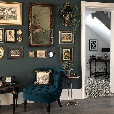 Moody dark walls with white trim - From the @farrowandball Inchyra walls to the @madedotcom bouji… Color Themes Interior Design, Vintage Paint Colors Living Room, Cozy Dark Academia Living Room, Vintage Lounge Room, Light Academia House, Dark Green Lounge, Dark Lounge, 1930s Home, Dark Home Decor