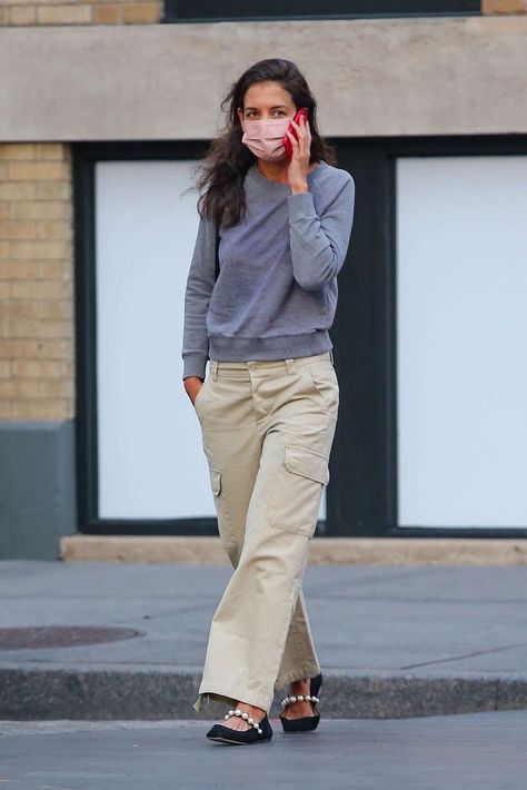 Katie Holmes Wore Cargo Pants With Mary Janes Katie Holmes Street Style, Big Pant, New York City Street Style, Jimmy Choo Ballet Flats, Street Style 2022, Katie Holmes Style, New York Street Style, Cargo Pants Outfit, Girl Trends