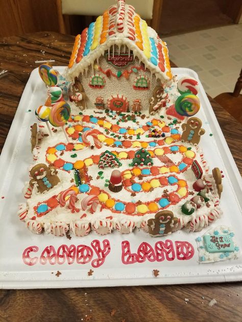 Candyland Gingerbread House Ideas, Gingerbread House Candyland, Disney Gingerbread House Ideas, Gingerbread House Theme Ideas, Candy Land Gingerbread House, Ginger Bread House Ideas Decorations, Themed Gingerbread House Ideas, Grinch Gingerbread House, Gingerbread House Themes