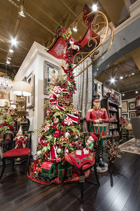 Luxury Christmas Tree Decorating - Linly Designs Christmas Shop Displays, Christmas Tree Toppers Unique, Luxury Christmas Decor, Luxury Christmas Tree, Christmas Open House, Christmas Tree Decorating, Classic Christmas Tree, Gold Christmas Decorations, Christmas Tree Inspiration