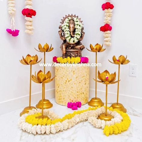 Honoring tradition with a modern twist - eco-friendly style! House Warming Pooja Decor by Avanthi @memories_made_decors of #losangeles branch #usa #housewarming #gruhapravesam #poojaDecor #housewarmingceremony #newhome #decorbykrishnalosangeles @decorbykrishna is a unit of @pellipoolajada Traditional Decorations using only Natural materials #noplastic #nofloralfoam  #nothermocoal #nostyrofoam #ecofriendlywedding  #pellikooturu #pellikoduku  #mangalasnanam  #gruhapravesham #vonifunction ... Housewarming Decorations Indian Simple, House Warming Decoration Ideas In Usa, House Warming Indian Decor, House Warming Decorations Indian Usa, Traditional Housewarming Decorations, House Warming Decorations Indian In Usa, Housewarming Decorations Indian, Indian Housewarming Decoration In Usa, Mantap Decoration South Indian