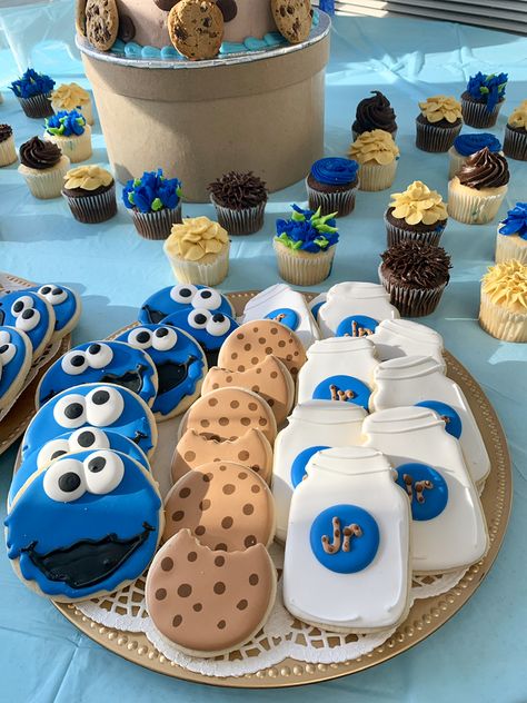 1st Birthday Cookie Monster, Cookie Monster Maternity Pictures, Baby Shower Cookie Monster Theme, Cookie Monster Baby Shower Treats, Cookie Monster Birthday Theme, Cookie Monster Dessert Table, Cookie Monster Theme Baby Shower Ideas, Cookie Monster Cookies Decorated, Cookie Monster Desserts