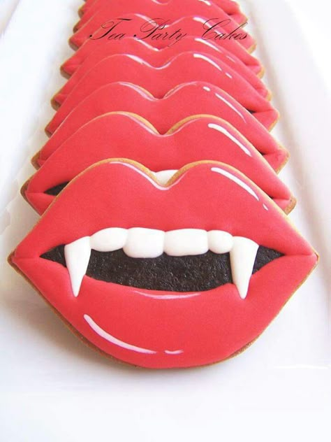 Fangs cookies (Lips/teeth/fangs) Vampire Cookies Decorated, Monster High Cookies Decorated, Vampire Teeth Cookies, Sugar Cookie Halloween Decorating, Horror Cookies Decorated, Spooky Halloween Cookies Decorated, Halloween Decorated Cookies Royal Icing, Halloween Sugar Cookies With Royal Icing, Halloween Iced Cookies