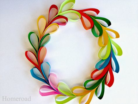 Paper Heart Wreath, Colorful Wreath, Desain Quilling, Paper Wreath, Paper Towel Roll Crafts, Crafts Paper, Creative Things, Heart Wreath, Paper Heart