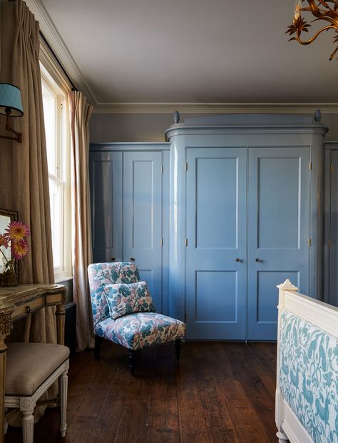 An elegant house in Chelsea layered with soft colour and thoughtfully curated art | House & Garden Teal Cupboards, Kitchen Opening, Renovated Victorian, Breakfast Room Green, West Facing House, Elegant House, Vibrant Living Room, Choosing Paint Colours, Childrens Bathroom