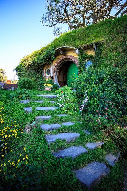 ~~The Shire ~ Green Dragon Pub, Hobbiton, Matamata, New Zealand by /lexi/ Serrao@~~ Casa Do Hobbit, Case Sotterranee, Casa Hobbit, Hobbit Houses, Island Adventure, Travel Journey, Rotorua, Hobbit House, Have Inspiration