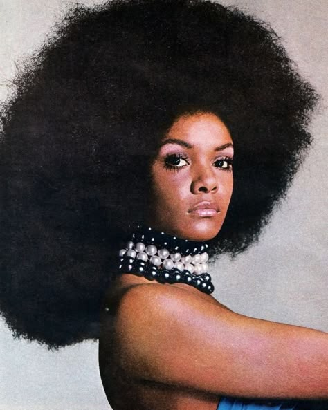 The Brown & Beautiful on Instagram: “Blaxploitation’s firecracker Tamara Dobson 🤎🤌🏽 . . . . #americanactress #blackactress #cleo #cleopatra #blaxploitation #foxylady…” Tamara Dobson, Cleopatra Jones, Black Pin Up, Black Actresses, Black Glamour, Fashion 1960s, Black Entertainment, Pelo Afro, Vintage Black Glamour