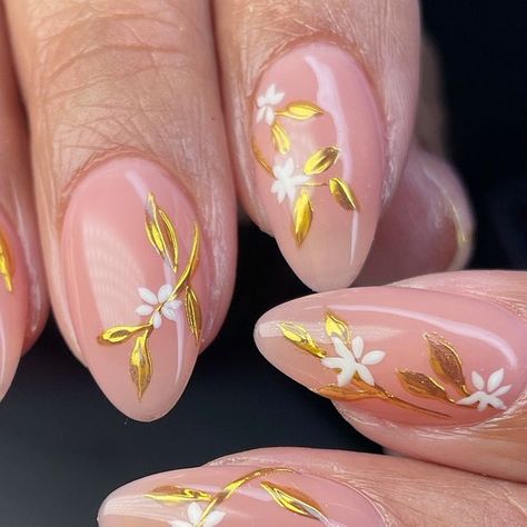 𝐉𝐚𝐬𝐦𝐢𝐧𝐞 on Instagram: "so dainty 🥰 i love chrome details! 🤌🏽 (not my original design) #chromenails #floralnails #flowernails #summernails summer nails" Nail Designs Simple, Flower Toe Nails, Flowers Intertwined, 3d Flower Nails, Everyday Glam, Stylish Nails Designs, Fall Flower, Flower Nail Designs, Flower Nail