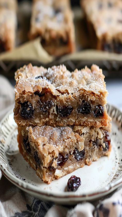 How to Make Old Fashioned Raisin Bars Recipe Dessert With Raisins, Raisin Desserts, Raisin Bars Recipe, Raisin Squares Recipe, Recipes With Raisins, Raisin Squares, Oatmeal Raisin Bars, Raisin Bars, Apple Pie Bars Recipe