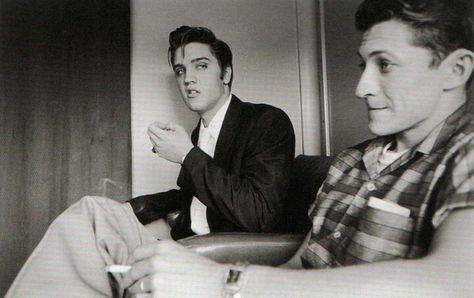 Elvis and Scotty Moore 50s Elvis, Scotty Moore, King Elvis Presley, Elvis Pictures, Little Richard, Young Elvis, Elvis Photos, John Lennon Beatles, Love Me Tender