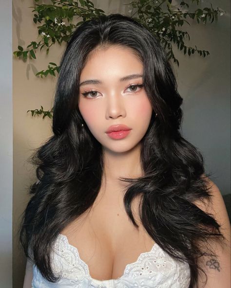 asian makeup look Filipina Makeup Looks, Kpop Idol Eye Makeup, Winter Palette Makeup, Alexa Litonjua, Filipina Makeup, Filipino Makeup, Learning Makeup, Igari Makeup, Instagram Baddie Makeup