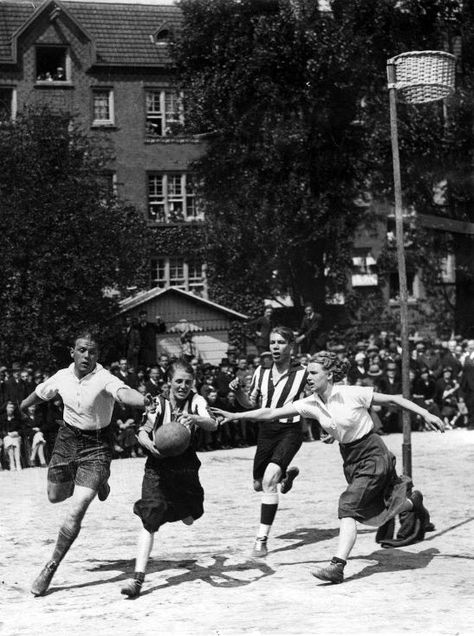 Basketball. 1935 Basketball Project, Old Basketball, Basketball Women, Nostalgic Photos, Free Basketball, Basket Sport, John Frusciante, Basketball History, Basket Vintage