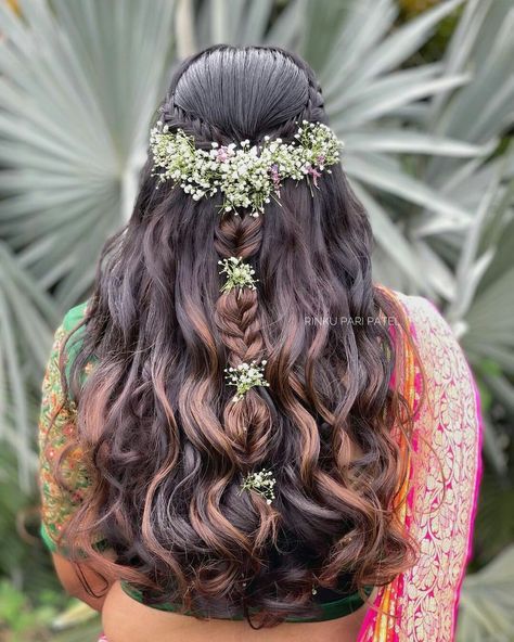 Fresh Flower Hairstyle, Events Hairstyles, Open Hairstyle, Lehenga Hairstyles, Engagement Looks, Event Hairstyles, Saree Hairstyles, Open Hair, Engagement Hairstyles