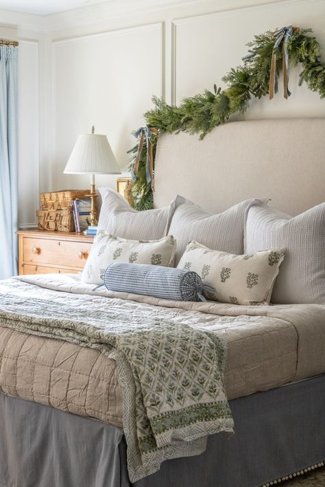 Farmhouse Quilt Bedding Bedroom, Christmas Bedroom Decor Blue, Aesthetic Small Bedroom, Ottoman Bedroom, Bedroom Decor Aesthetic, Christmas Interior Design, Winchester House, Christmas Bedroom Decor, Bedroom Christmas