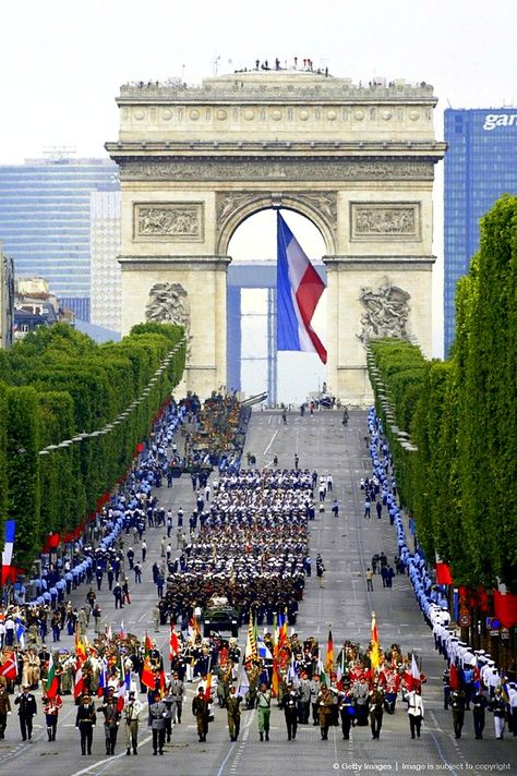 2.	L'Arc de Triomphe de l'Étoile est l'un des plus célèbres monuments de Paris. C'est dans le centre de la Place Charles de Gaulle. Il se confond avec l'Arc de Triomphe du Carrousel. Holdiays sont célébrés ici. dans l'image, il est le 14 juillet Michelle Johnson, Beautiful Paris, Bastille Day, July 14th, I Love Paris, Paris Love, Visit Paris, Paris City, Champs Elysees