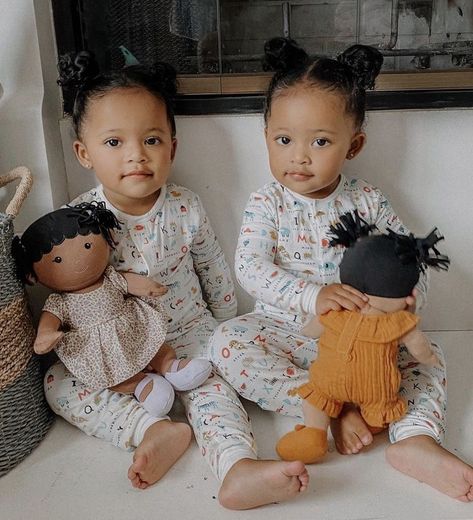 Black Family Photoshoot, Potter Family, Twin Baby Girls, Cute Black Babies, Beautiful Black Babies, Black Family, Kids Focus, Mixed Kids, Twin Mom