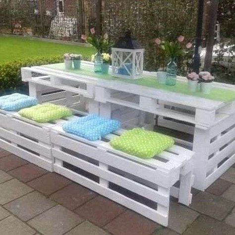 Tavolo da pranzo fai da te per il giardino - Tavolo bianco da pranzo creato con bancali riverniciati. Pallet Picnic Tables, Wood Pallet Beds, Table Palette, Pallet Beds, Pallet Patio, Pallet Outdoor, Recycled Pallets, Pallet Crafts, Diy Holz