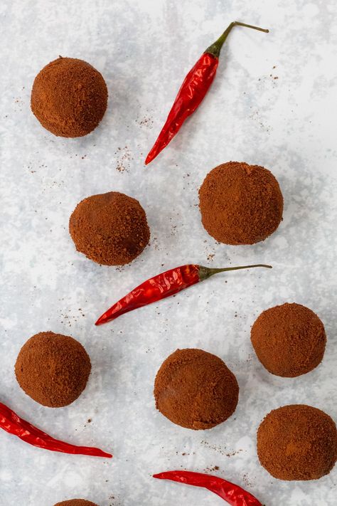 Cayenne Chocolate Truffles, Spicy Chocolate Truffles, Chilli Powder Recipe, Autumn Cakes, Choco Truffle, Chilli Chocolate, Homemade Quiche, Vegan Chocolate Truffles, Homemade Chilli