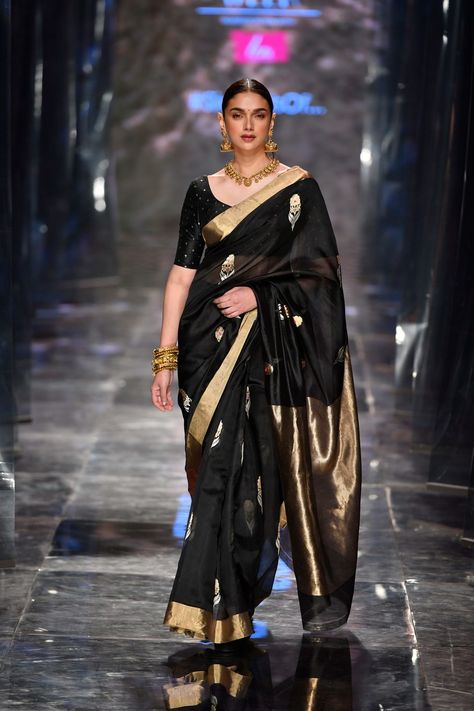 Black Saree Designs, Designer Sarees Wedding, Indian Sari Dress, Sari Design, India Fashion Week, Cloth Design, Saree Photoshoot, Saree Blouse Designs Latest, Black Saree