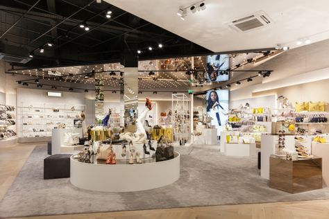 River Island Flagship Store Displays by Unibox Retail at Bullring Shopping Centre, Birmingham – UK » Retail Design Blog Fitout Design, Interior Design Uk, Island Display, Merchandising Retail, Retail Branding, Store Decoration, Clothing Display, Design Art Nouveau, Retail Lighting