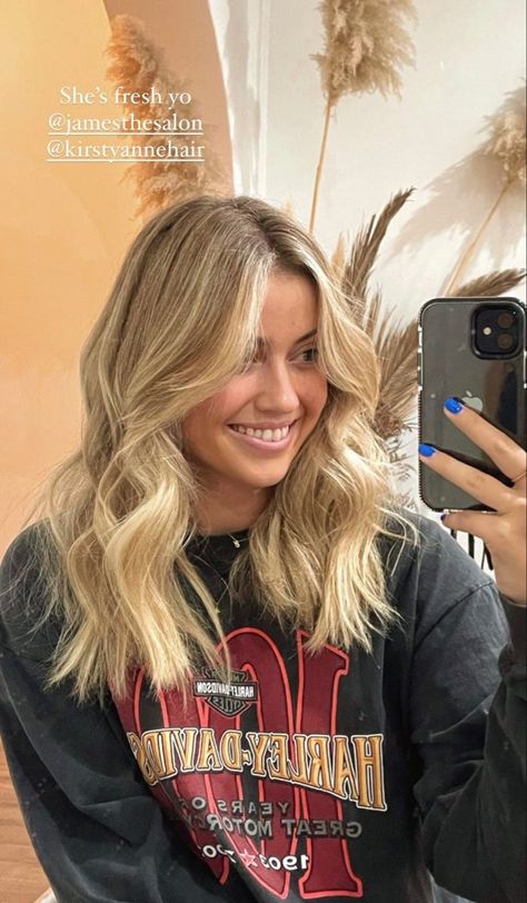 Cute Haircut For Blondes, Business Casual Outfits Jean, Curtain Bangs On Short Blonde Hair, Blond Hair On Dark Hair, All Over Babylights Blonde, Friend Dinner Date Outfit, Medium Length Blonde Balayage With Curtain Bangs, Haircuts For Thick Blonde Hair, Buttery Blonde With Lowlights