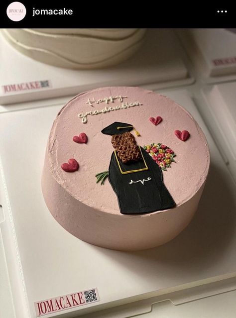 Mini Graduation Party, Cute Graduation Cake Ideas, Hs Graduation Cakes, Graduation Cakes Aesthetic, Graduation Cake Ideas Simple, Graduation Mini Cake, Bento Cake Graduation, Graduation Bento Cake, Aesthetic Graduation Cake