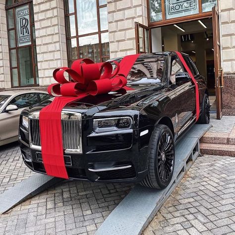 Black Rolls Royce, Car Bows, Rolls Royce Cullinan, Lux Cars, Car Goals, Luxury Lifestyle Dreams, Super Luxury Cars, Best Luxury Cars, Red Car