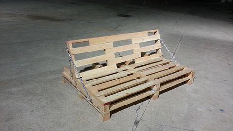 A pallet futon made from reclaimed wood, and pallets. Industrial Futon, Futon Diy How To Make, Pallet Futon, Futon Makeover, Small Futon, Floor Futon, Diy Futon, Futon Living Room, Futon Cushions