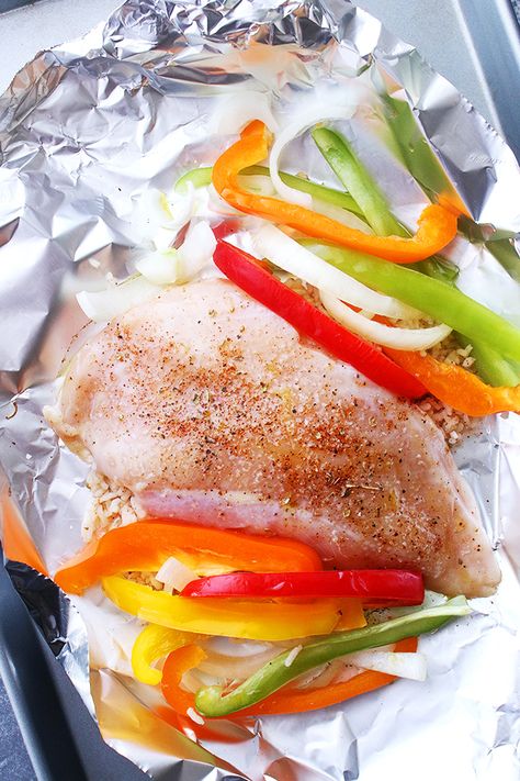 Chicken and Rice Fajitas in Foil - Incredibly delicious and easy to prepare fajitas with chicken, peppers, onions and rice all cooked in foil packets. Easy, quick and SO GOOD! Easy Chicken Breast Dinner, Chicken Breast Dinner, Chicken Breast Recipes Dinners, Foil Packet Dinners, Foil Pack Meals, Foil Dinners, Foil Packet Meals, Chicken Fajita Recipe, Easy Chicken Breast