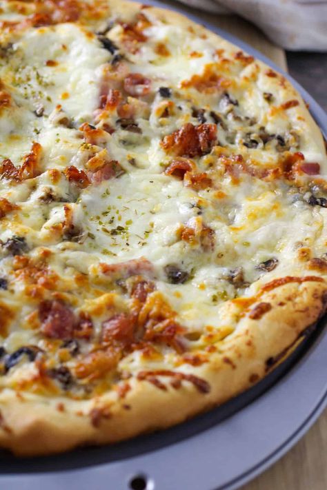 Bacon Mushroom Pizza | Bacon Mushroom Flatbread, Cheesy Food, Pizza Sauces, Bacon And Mushroom, Mushroom Pizza Recipes, White Pizza Sauce, Flatbread Pizza Recipes, Seafood Pizza, Bacon Mushroom