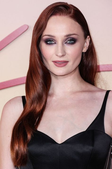 Sansa Stark Hair, Bright Copper Hair, Red Haired Actresses, Witchy Hair, Red Hair Inspo, Beautiful Red Hair, Beauty Face Women, Hair Flip, Hair Color And Cut