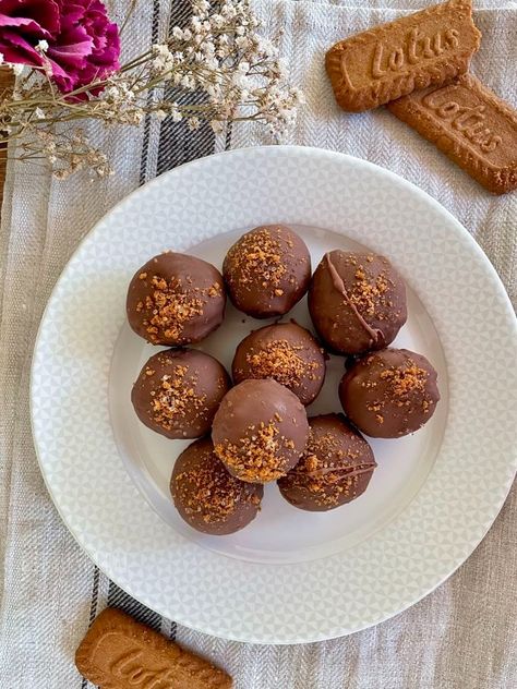 Biscoff Biscuit Recipes, Biscoff Truffles, Biscoff Cream, Exotic Desserts, Cookie Truffles, Easy No Bake Cookies, Biscoff Biscuits, Iftar Recipes, Bake Cakes