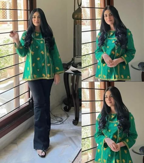 Casual Kurtis For College Pakistani, Frocks With Jeans, Traditional Tops With Jeans, Pakistani Short Kurti Designs, Kurti With Jeans, Sara Khan, Short Kurti, Pakistani Fashion Casual, Stylish Short Dresses