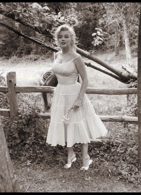 Marilyn Monroe Wedding, Marilyn Monroe Outfits, Kibbe Romantic, Marilyn Monroe Dress, Monroe Dress, Marilyn Monroe Fashion, Marilyn Monroe Photos, Norma Jeane, Blonde Bombshell