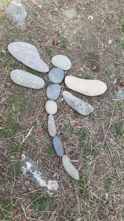 Pebble Garden, Garden Rock Art, Rock Flowers, Rock Garden Design, Rock Garden Landscaping, Garden Art Sculptures Diy, Garden Art Projects, Garden Yard Ideas, Garden Art Crafts