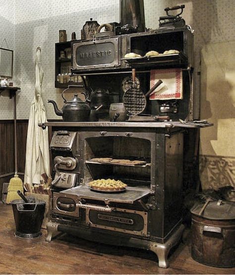 Antique Kitchen Stoves, Antique Wood Stove, Old Stove, Wood Stove Cooking, Wood Stove Fireplace, Vintage Stoves, Easter Decorations Ideas, Antique Stove, Cast Iron Stove