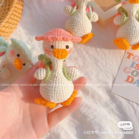 Cute Crochet Duck, Crochet Patterns Duck, Duck Keychain Crochet, Crochet Duck Keychain, Crochet Duck Pattern, Strawberry Backpack, School Keychain, Duck Crochet Pattern, Duck Amigurumi