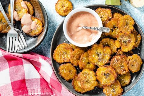 A popular savory Cuban dish, tostones are plantains that are fried, smashed, and fried again. I serve them with a savory pink sauce. Loaded with fiber and prebiotics, try this recipe today and let me know how much you love them too! Tostones Sauce, Tropical Appetizers, Dominican Dish, Fried Plantains, Pink Sauce, Cuban Dishes, Pink Dishes, Bite Size Food, Tropical Food