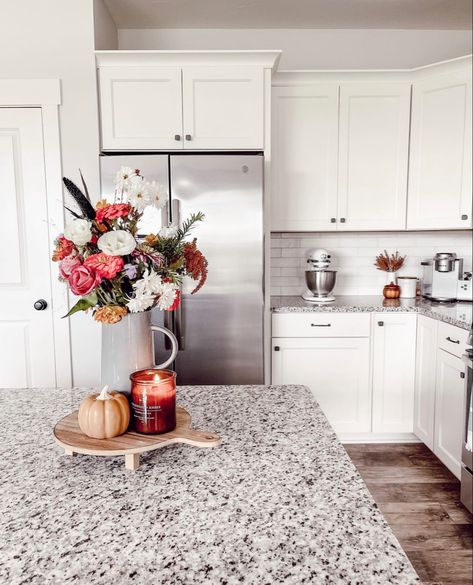 Fall Apartment Kitchen Decor, Cozy Autumn Apartment, Fall Decor Apartment Kitchen, Fall Small Kitchen Decor, Small Kitchen Fall Decor, Fall Decor White Kitchen, Fall Apartment Aesthetic, Small Apartment Fall Decor, Fall Home Aesthetic Kitchen