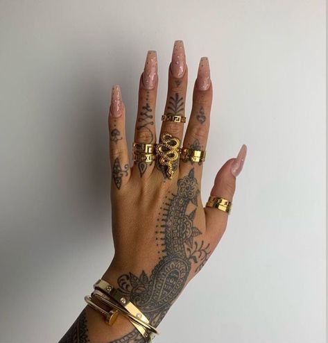 Tattoo Main, Full Hand Tattoo, Hand And Finger Tattoos, Pretty Hand Tattoos, Hand Tats, Geniale Tattoos, Hand Tattoos For Women, Dope Tattoos For Women, Small Hand Tattoos