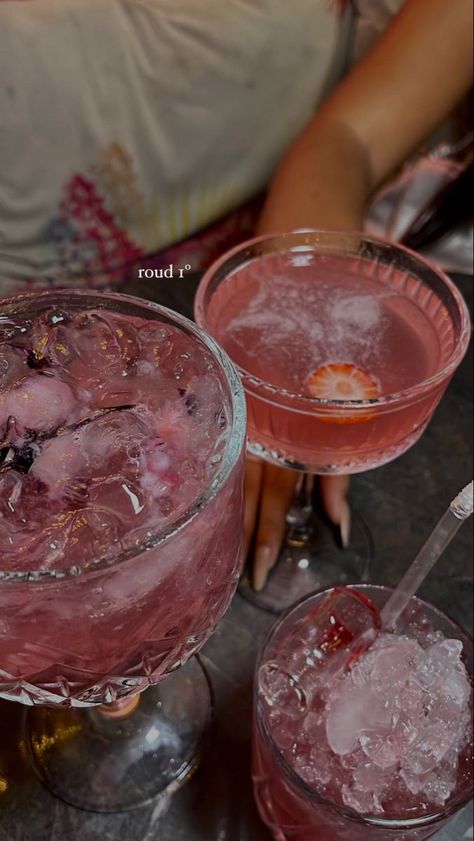 Cocktail Pics Aesthetic, Cocktails Pictures Instagram, Aesthetic Food Pics For Insta, Summer Cocktails Aesthetic, Drinks Story Instagram, Insta Storys Ideias, Pink Drink Aesthetics, Pink Drinks Aesthetic, Cocktail Pictures Instagram