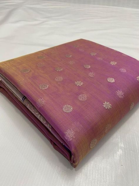 Antique fuchsia Color Organza Chanderi Katan Silk Saree code is ZR-786. It is made of chanderi silk thread. It's length approx 6.25 meter and width 45 inches. It is with blouse piece. It will be directly shipped from chanderi weaver. #chanderipattu #chanderisaree #saree #sari #sareelove #chanderisilk #chanderihandloom #fashion #tamilnadu #chanderipattusilk #sareenotsorry #indiantextiles #instafashion #softsaree #softpattu #pattusilk #sareedraping #chanderi #chanderisarees #pattusaree #punaresham Chanderi Silk Saree Blouse Designs, Chanderi Saree Blouse Design, Chanderi Silk Saree With Price, Mehandi Designs Arabic, Saree Color Combinations, Blue Silk Saree, Neutral Capsule Wardrobe, Chic Outfits Classy, Sarees For Girls