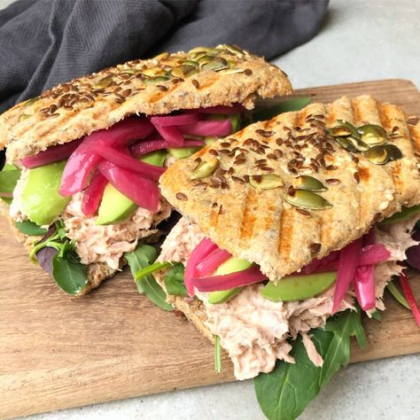 Opskrift på sund tunsandwich i den lækreste grovbolle med kerner. Indeholder salat, tunsalat, frisk avocado og syltede rødløg. Burger Sandwich, Food Crush, Yummy Eats, Easy Lunches, Lunch Snacks, Food Inspo, Dinner Time, Healthy Lunch, Food Inspiration