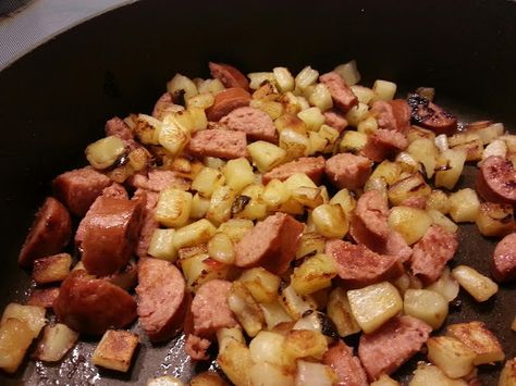 Hillbilly Hash - the easiest & quickest dinner you'll make! Hillbilly Food Ideas, Hillbilly Recipes, Hillbilly Food, Pork Casserole, Easy Peasy Recipes, Pork Bacon, Quick Easy Dinner, Amish Recipes, Frugal Meals