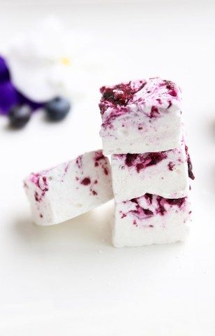 Gourmet Marshmallows Recipe, Blackberry Marshmallows, Blueberry Marshmallows, Marshmallow Delight, Marshmallow Dessert Recipes, Valentines Healthy Snacks, Healthy Marshmallows, Marshmallow Recipes, Gourmet Marshmallows