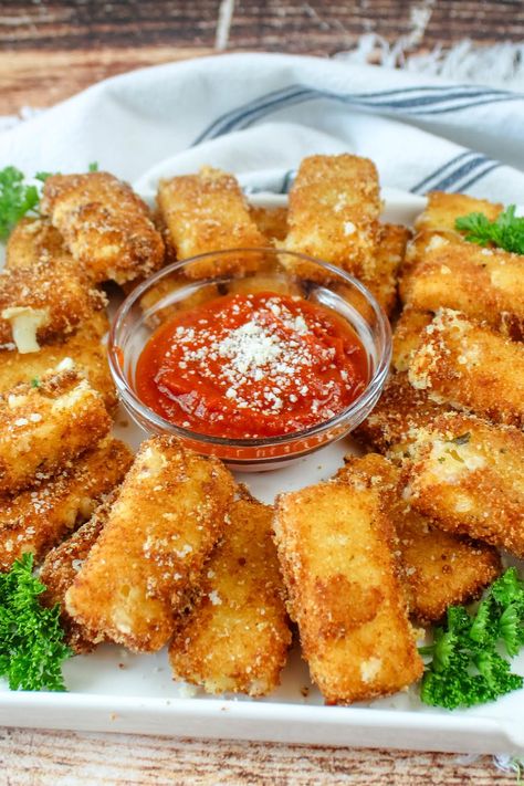 Frozen Mozzarella Sticks, Fried Mozzarella Sticks, Fried Mozzarella, Mozzarella Sticks Recipe, Cheese Bread Sticks, Blue Ribbon Recipes, Fried Cheese, Football Snacks, Just A Pinch Recipes