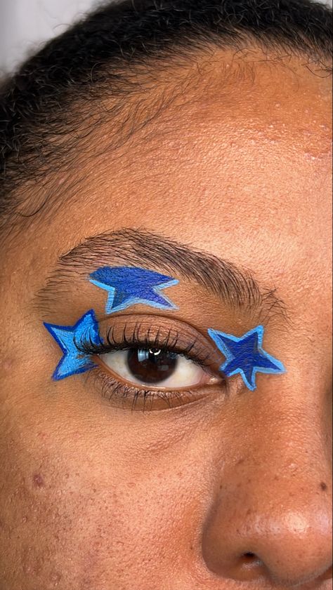 Crazy Eyeliner Looks, Cool Eyeliner Designs, Blue Graphic Liner, 90s Beauty, Funky Makeup, Eyeliner Designs, Graphic Eyes, Blue Liner, Blue Eyeliner